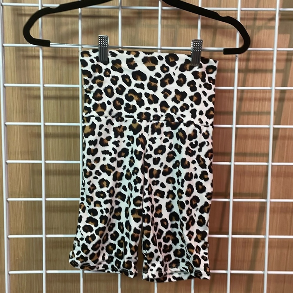 Le Lis leopard shorts. NWT, multiple sizes. Very comfortable and soft.